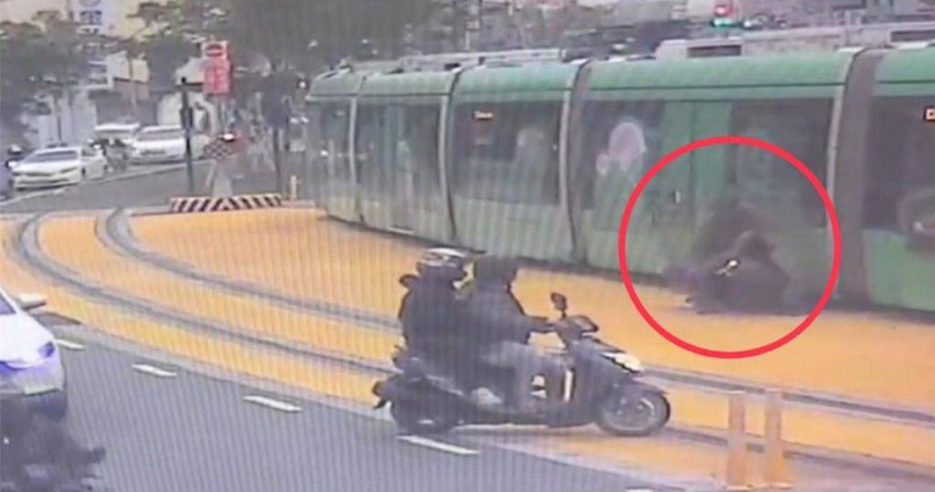 高雄輕軌遭闖紅燈騎士擦撞，騎士竟直接騎車肇逃，警方獲報後，已透過車牌掌握騎士身分追查。（圖／警方提供）