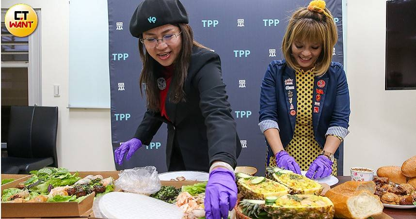 民眾黨立委麥玉珍（左）請來同鄉姊妹（右）一同分享越南年菜做法。（圖／黃耀徵攝）