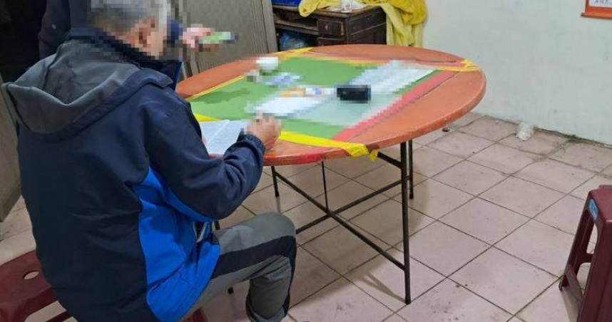 網友在臉書指控科技牌九場詐賭，警方已掌握相關人士身分並約談到案，同時查扣抽頭金及賭具。（圖／翻攝畫面）