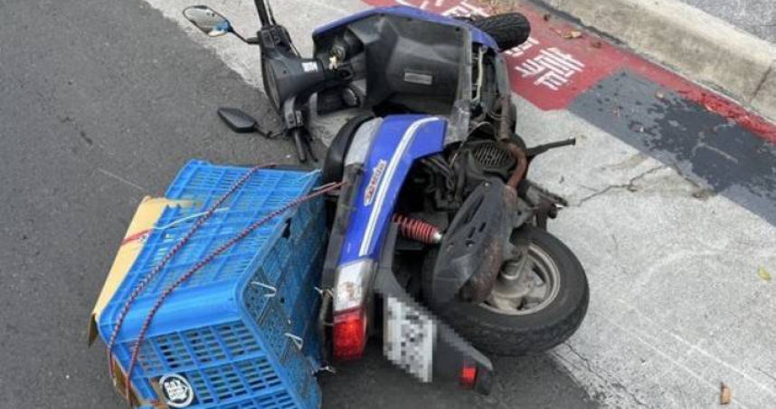 黃男騎機車行經路口時突自撞分隔島，造成他倒地OHCA，送醫搶救仍宣告不治。（圖／翻攝畫面）