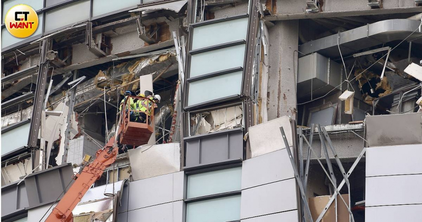 大型吊車進駐新光三越台中中港店，工人將外牆上較危險的懸空建材移至室內，避免掉落造成二次災害。（圖／黃耀徵攝）