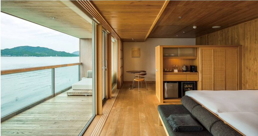 奢華郵輪「guntû」被稱為瀨戶內海最美的海上漂浮旅宿，全船僅17間房、採木質調溫暖內裝。（圖／可樂旅遊提供）
