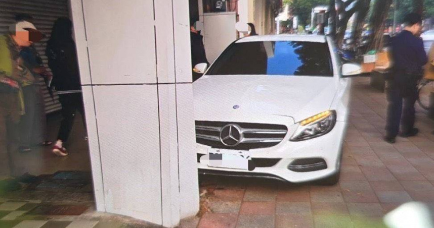 北市士林區中正路上一輛白色賓士車因不明原因整輛暴衝上人行道。(圖／翻攝畫面)