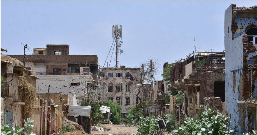 非洲東北部國家蘇丹共和國（北蘇丹）的第一大城恩圖曼（Omdurman），25日發生軍用飛機墜毀事故。（圖／達志／美聯社）