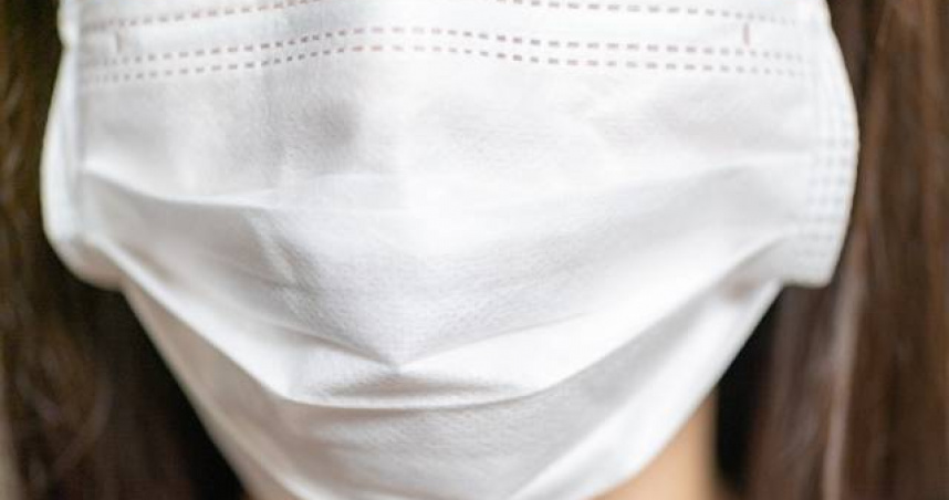 一名女子好奇把白花油滴在口罩，是否可以預防病毒。（示意圖／翻攝自photoAC）