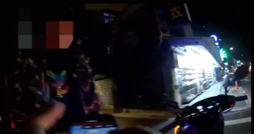 通緝犯違規過馬路遭攔查，樹林警察覺有異確認身分後將其送辦。（圖／翻攝畫面）