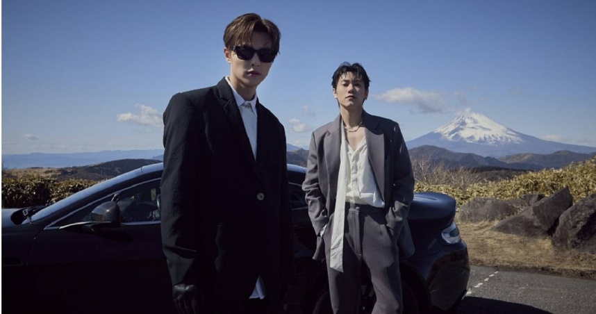 「邱氏兄弟」王子（左）、邱宇辰睽違14年合體組新團「PC」，新歌〈CANDY〉MV特別遠赴日本取景拍攝。（圖／喜鵲娛樂提供）