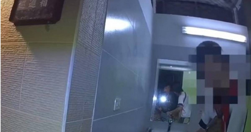 黃姓毒慣犯見警心虛躲公園公廁，經警方盤查拆穿身分並查扣毒品，後續被依法送辦。（圖／翻攝畫面）