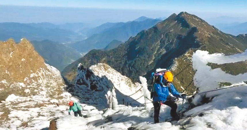 來自高雄的2名登山客22日攀登玉山主北峰岔路口「魔王坡」墜落380公尺山谷身亡，搜救人員23日將遺體吊掛下山。（圖／玉管處提供）