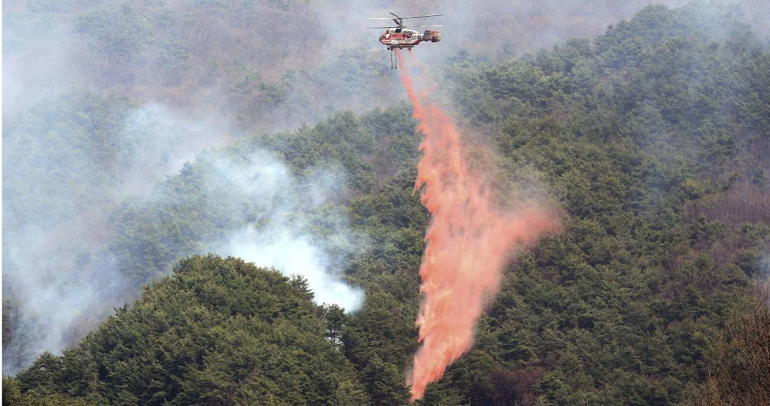 山林大火持續延燒。（圖／達志／美聯社）