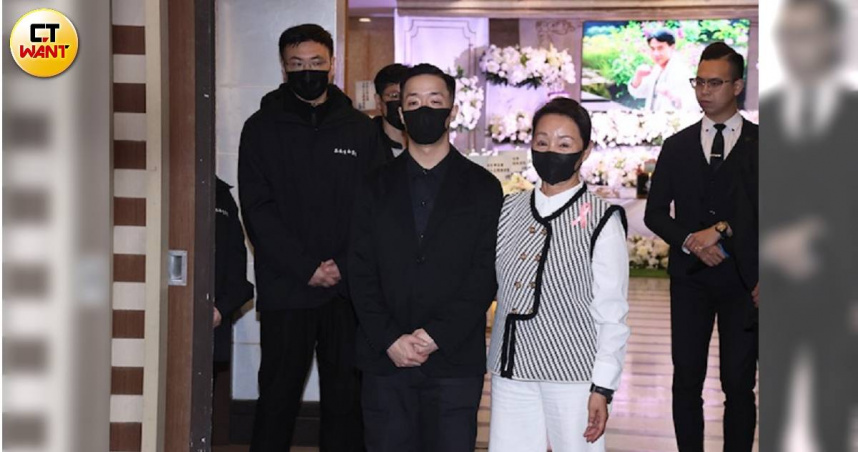 鮑正芳陪同兒子張熙宇處理張振寰告別式。（圖／焦正德攝）