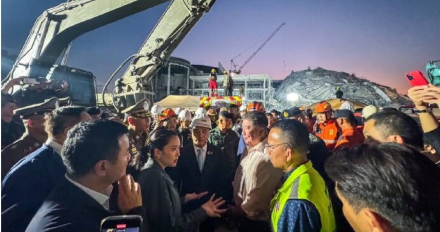28日晚間，泰國總理貝東丹到大樓坍塌現場視察狀況。（圖／翻攝khaosod）