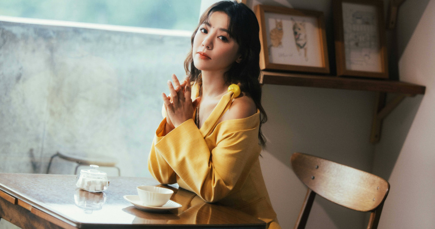 丁噹為《歡迎光臨 二代咖啡》獻唱歌曲〈記憶咖啡〉。（圖／相信音樂提供）