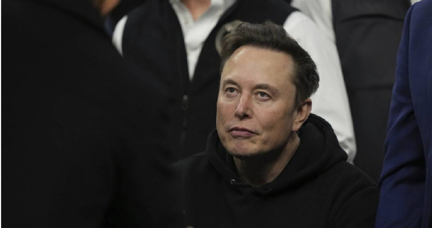 歐盟監管機構認為，馬斯克所擁有的社交媒體「X」（原推特）平台違反了《數字服務法》中有關打擊非法內容和虛假信息的規定，為此正考慮對X開罰。（圖／達志／美聯社）