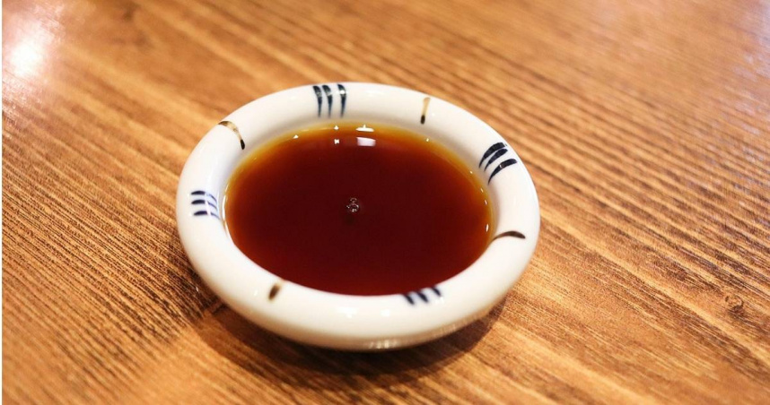 高雄市豆漿店醬油盆被發現有疑似蟑螂的黑色物體，讓顧客傻眼。（示意圖／Pixabay）