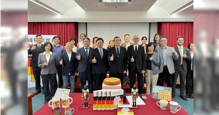 最高檢察署力邀10名台、德檢察官，一同編纂《德國檢察實務》專書，並於8日舉辦新書發表會。（圖／翻攝畫面）
