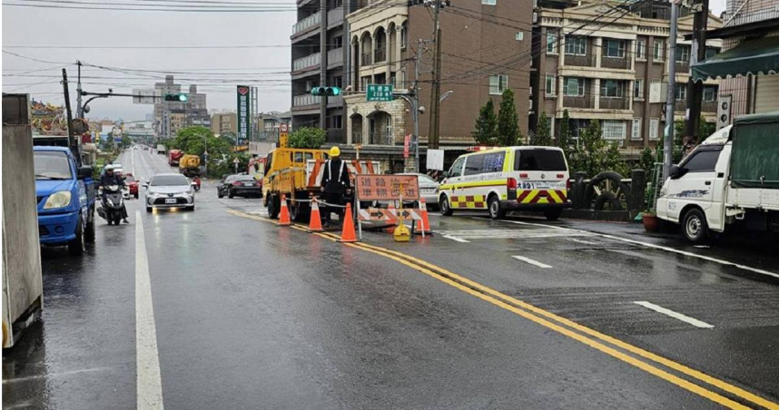 鄧姓勞工10日早上在八德施作下水道排水系統設施修繕工程，卻被湍急水流沖走，消防人員至今仍在搜救中。桃園市勞動檢查處表示，該單位未設置防護設施，此外桃園已經發布豪雨特報，卻未調整勞工作業內容。已作出停工處分，將依《職業安全衛生法》開罰，可處3至30萬元罰鍰。（圖／中國時報賴佑維攝）