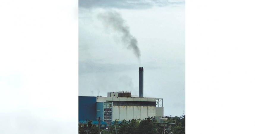 台東縣焚化廠煙囪近日冒出黑煙，即時監測數據也超標，引發居民關注。（讀者提供／蔡旻妤台東傳真）