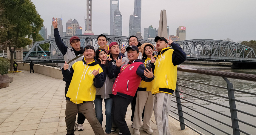 謝坤達（左起）、KID、梁一貞、懷秋、綠茶、吳宗憲、小鐘、詹子晴與鹿希派到上海錄影。（圖／綜藝玩很大）