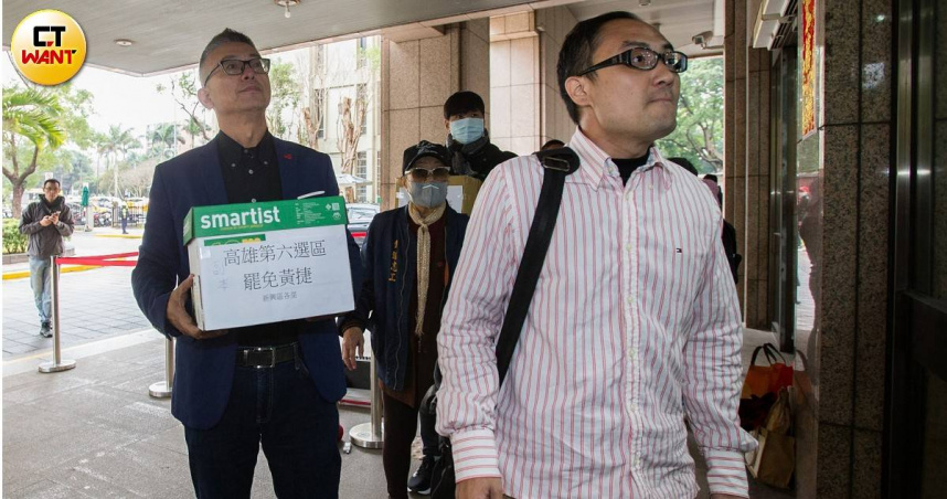 檢調搜索「罷雙劫」連署總部，將負責人徐尚賢（右）帶回偵訊。法院指其坦承代簽名冊，恐串證滅證裁定羈押。（圖／黃威彬攝）