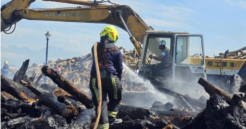 花蓮阿美族文化村出海口火警，大量漂流木延燒5小時仍未撲滅，消防正全力灌救中。（圖／翻攝畫面）