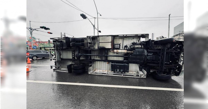 苗栗強風驚翻11噸大貨車。（圖／翻攝畫面）