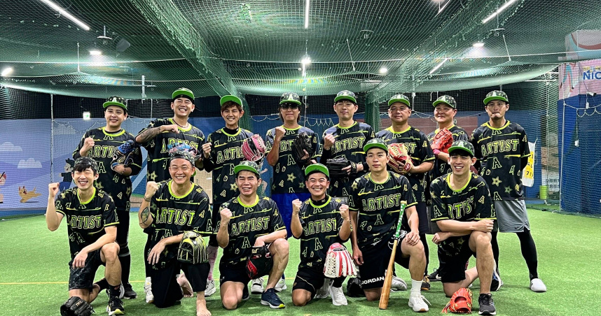 黃鐙輝、阿翔、馬國畢、阿Ben、董事長樂團吉董、梅賢治等人組成「閃亮之星，我們都愛短今！」棒球隊參與世壯運。（圖／民視）