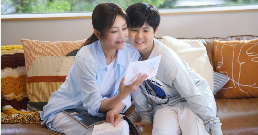 美魔女歌手Rita推出新歌〈打勾勾〉，特地找來12歲寶貝兒子「小天」合唱。（圖／艾迪昇提供）