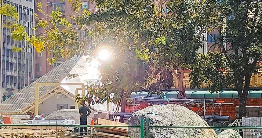 號稱「台版羅浮宮」的嘉義市義昌公園地下停車場玻璃帷幕反射光害，惹民怨。（鄭光宏提供／廖素慧嘉市傳真）