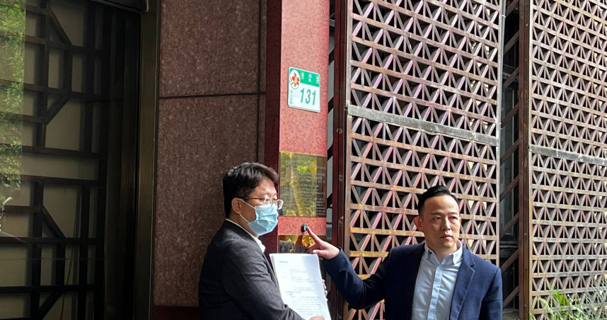 芝蔴村文教董事長林宗翰（右）在大成律師事務所律師何謹言陪同下，向地檢署按鈴申告。（圖／公司提供）