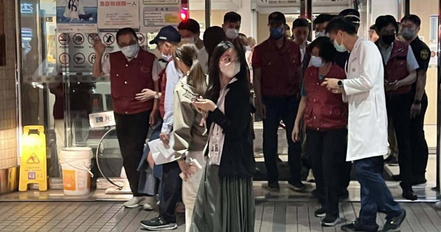 侯友宜今晚再度到亞東醫院探視傷者並慰問家屬。（圖／中國時報記者王揚傑攝）