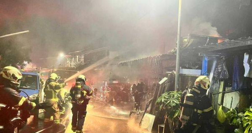 北市鐵皮屋驚傳火燒2樓逃生。（ 圖／翻攝畫面）