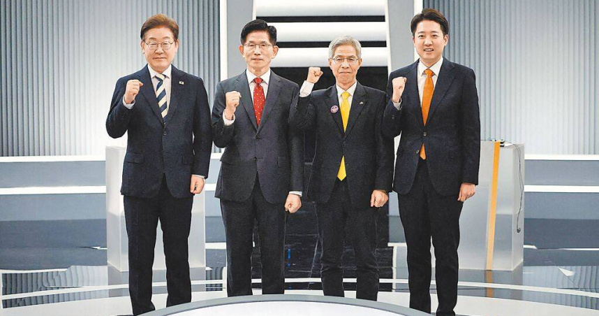 韓國總統大選倒數，4位總統候選人在最後一場辯論前合影，左起依次為共同民主黨李在明、國民力量黨金文洙、民主勞動黨權英國、改革新黨李俊錫。（圖／達志／路透社）