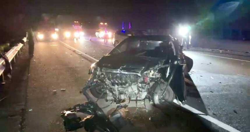 國道3號北向245.3公里竹山段發生6車連環追撞事故，現場車輛嚴重變形，零件散落一地。（圖／南投縣消防局）