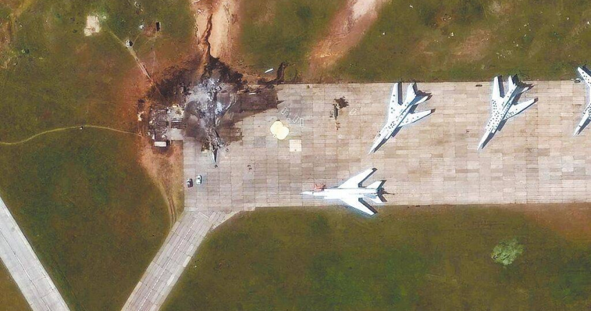 衛星影像顯示，一架TU-22飛機在無人機襲擊俄羅斯伊爾庫茨克州別拉亞空軍基地後被摧毀。（圖／達志／路透社）