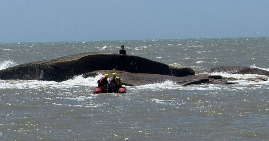 金門南石滬公園海域2名民眾受困礁石，消防人員駕艇冒險救援成功。（圖／金門縣消防局提供）