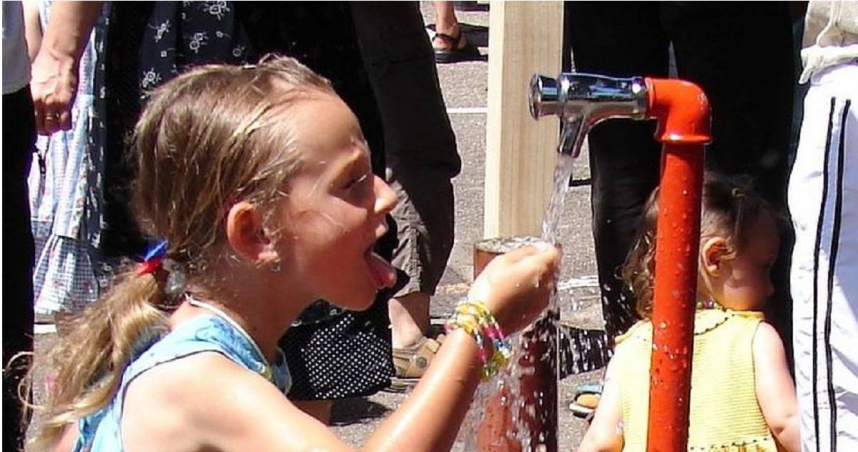 天氣高溫潮濕，人體若水分與電解質流失，恐導致熱衰竭與抽筋等熱傷害。（圖／Pixabay）