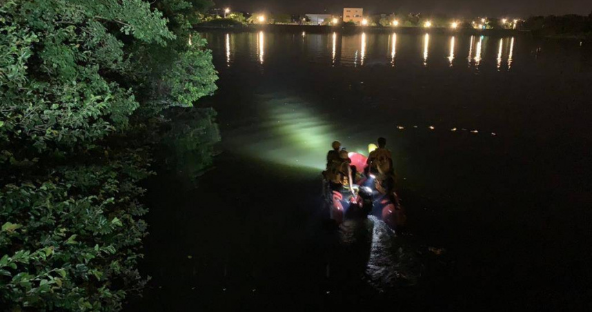 62歲黃姓男子，18日凌晨1時許疑向親友傳遞訊息後，跌落部立桃園醫院新屋分院旁埤塘，親友因遲遲未收到黃男回訊，立即向警方報案，桃園市楊梅警分局獲報，並通知新屋消防分隊到場搜救。（圖／翻攝照片）