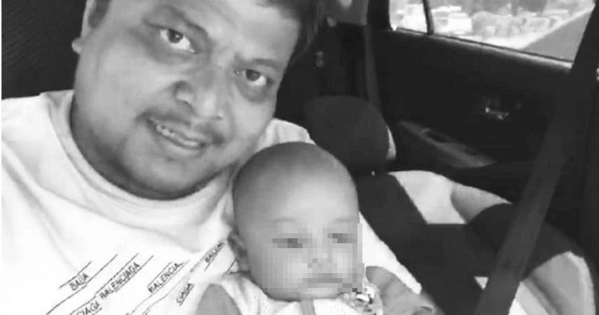 馬國男子諾魯阿芬迪在家中抱著3個月大的兒子散步時，疑似因心臟病發倒地不起。而他懷中的寶寶諾丹尼爾不幸被父親手臂壓住，也因無法呼吸窒息而死。（圖／翻攝中國報）