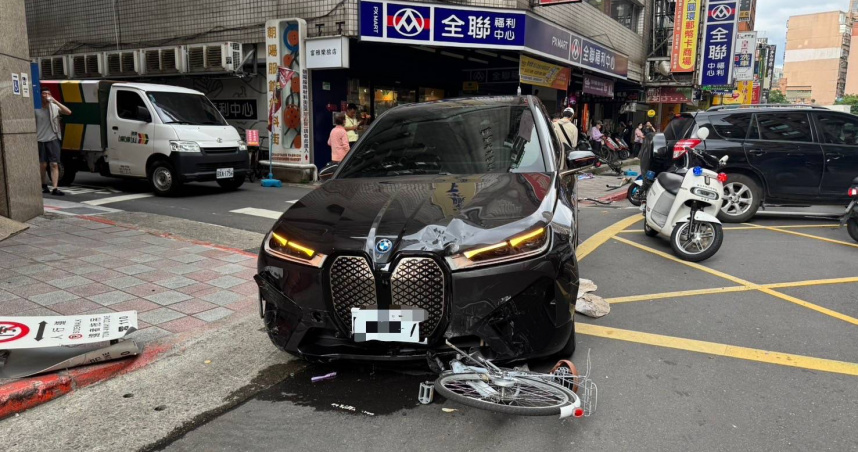 北市大同區南京西路167巷20日下午3時許又傳老翁駕車暴衝事故。(圖／翻攝畫面)