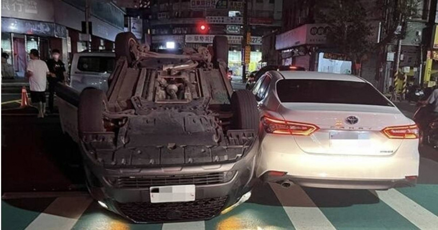 深夜閃燈路口三車猛撞，計程車翻覆運將受傷。（ 圖／翻攝畫面）
