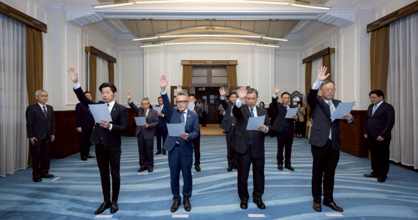 賴清德總統今（23）日上午主持「新任行政院、考試院政務人員及駐外大使宣誓典禮」，宣誓人由駐芬蘭大使林昶佐帶領宣讀誓詞。（圖／取自總統府網站）