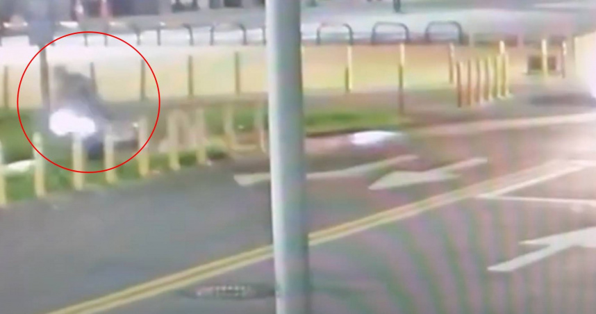 高雄一名67歲李姓男子酒後駕駛微型電動車闖入輕軌範圍，撞上灑水圓筒後倒地不起。（圖／翻攝畫面）