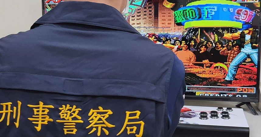 刑事局智慧財產權偵查大隊查獲不法賣家涉賣未授權遊戲軟體的遊戲機「月光寶盒」。（圖／翻攝畫面）