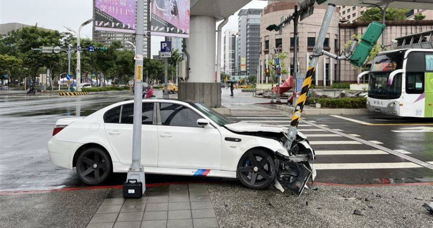 張男駕駛白色BMW自撞行人號誌桿。（圖／翻攝畫面）