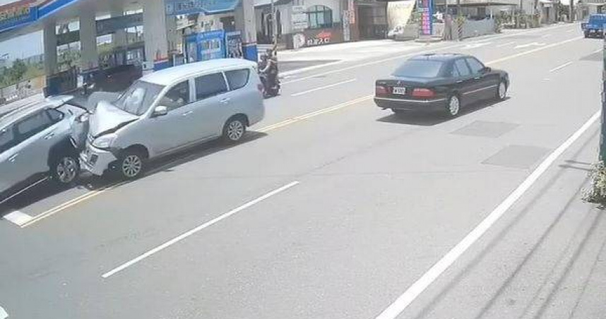 73歲男猛撞等紅燈休旅車。（圖／翻攝畫面）