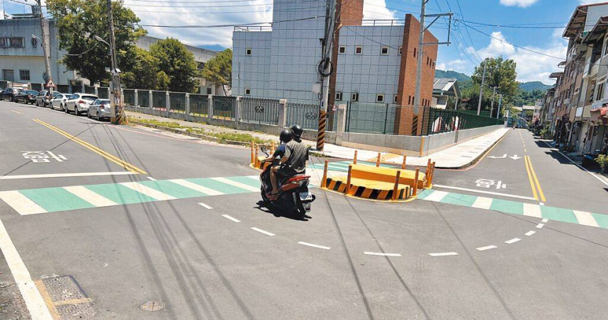 南投縣埔里鎮大成國中退縮圍牆騰出步行空間，成為友善行人環境的優良案例。（圖／中國時報楊靜茹攝）