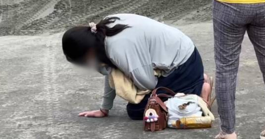 15歲苗栗少年溜海邊戲水遭大浪捲走，母親跪地痛哭。（圖／翻攝畫面）