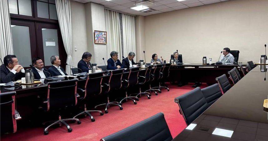 行政院長卓榮泰下午召集相關部會首長與台美經貿工作小組，討論「因應美國關稅我國出口供應鏈支持方案」執行情形及特別預算的籌編。（圖／行政院提供）