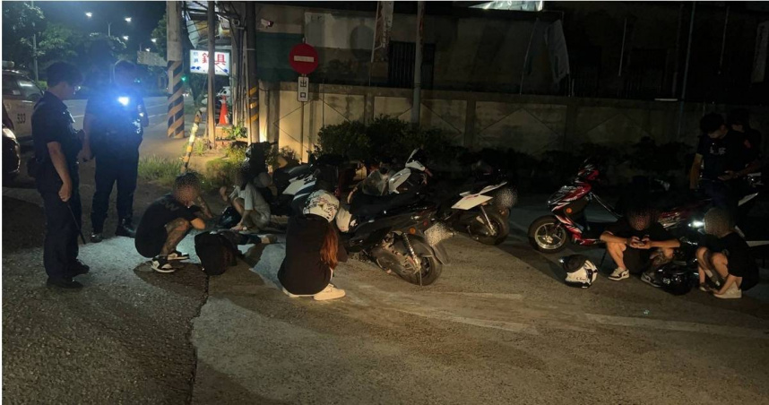 員警攔查改裝機車畫面。（圖／翻攝畫面）